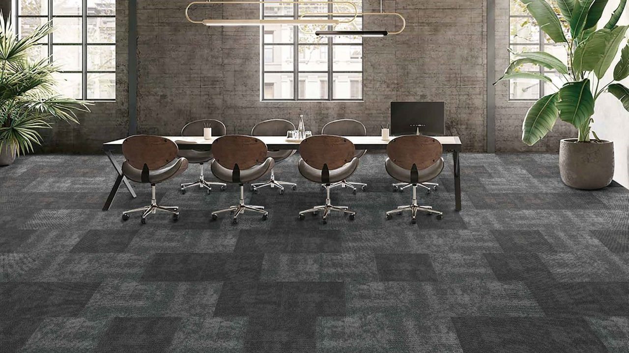 Karo halı döşenmiş endüstriyel loft toplantı odası